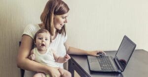 Cómo ganar dinero siendo madre en casa (Guía 2025 + 13 trabajos flexibles)