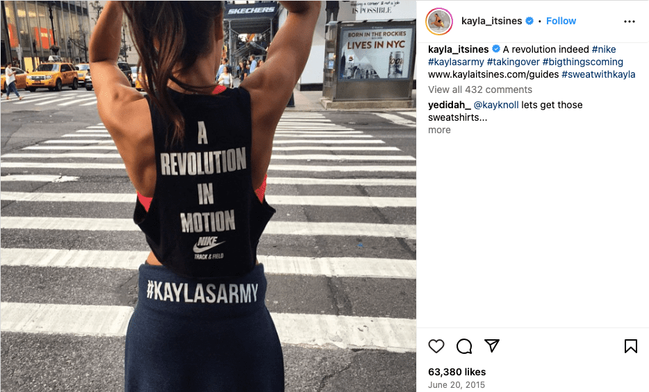 Nike lanza y promociona sus productos a través de personas influyentes en las redes sociales como Kayla Itsines.