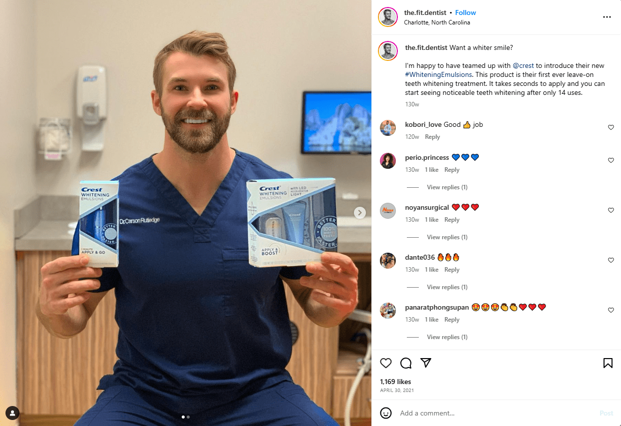 Un influenceur dentiste livrant un témoignage d'influenceur sur un produit dentaire.